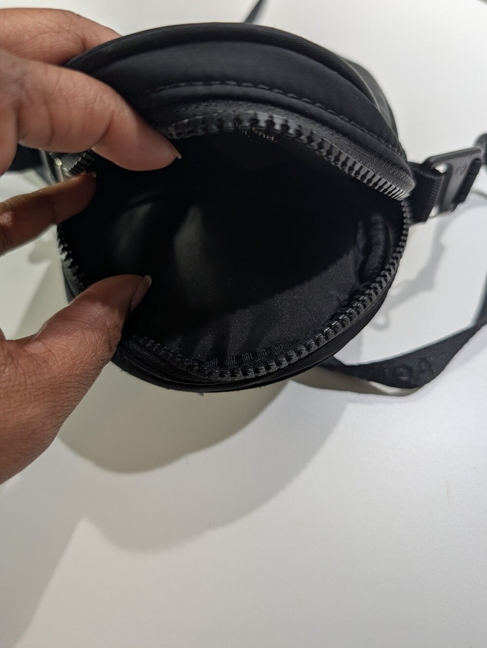 Lululemon Canada flag mini crossbody - Picture 4 of 4